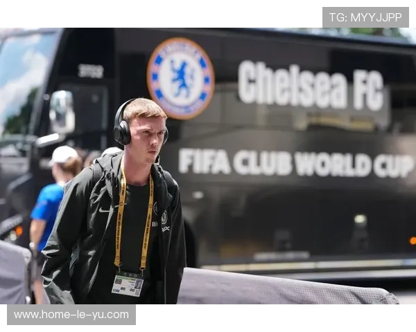 切尔西边路快速渗透制造混乱,帕尔默打门稍高